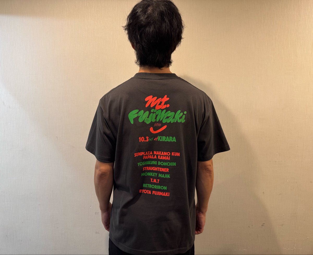 mtfujimaki1's tweet photo. 【グッズ着用イメージ②📸】
グッズのご購入は10/3(土)10:00〜先行販売から✨

ルーズタイポTシャツ&amp;ウィンドブレーカー
10月に入ると夜は少し冷えるかもしれません⛰️
軽量のウィンドブレーカーはフェスとの相性もバッチリです👌
こちらもぜひ会場でお買い求めください！ https://t.co/H01yU8xtkk