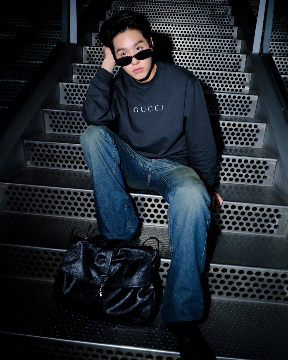 Siam_Paragon's tweet photo. เตรียม Take Off สู่มิลาน ไปกับ Gucci Brand Ambassador บิวกิ้น - พุฒิพงศ์ พร้อมออกเดินทางไปร่วมชมแฟชั่นโชว์ของ Gucci ในคอลเลกชัน Spring - Summer 2027 ภายใต้การออกแบบและวิสัยทัศน์ของ Demna, Artistic Director คนสำคัญของแบรนด์ ที่ Milan Fashion Week ประเทศอิตาลี 
 
โดย “บิวกิ้น” เปิดทริปด้วย Airport Look ในเสื้อสเวตเชิ้ตผ้าคอตตอนเจอร์ซีย์สีเทาเข้ม โดดเด่นด้วยลายพิมพ์กลิตเตอร์ Gucci จากคอลเลกชัน Gucci Primavera จับคู่กับกางเกงเดนิมผ้าฝ้ายฟอกสี ตกแต่งด้วยสัญลักษณ์ Horsebit เสริมลุคด้วยไอเท็มชิ้นเด่นอย่างกระเป๋ารุ่น Jackie Flap หนังนิ่มสีดำเงา พร้อมฮาร์ดแวร์ตัวล็อคแบบพิสตัน (Piston) อันเป็นเอกลักษณ์ มอบความคล่องตัวตลอดการเดินทางด้วยรองเท้าสนีกเกอร์ดีไซน์ยืดหยุ่น Men’s Flex หนังกลับสีดำ

ร่วมติดตามการเดินทางและไฮไลต์สุดเอ็กซ์คลูซีฟตลอดทริปจากมิลานของ Gucci Brand Ambassador พร้อมแฟชั่นโชว์คอลเลกชัน Spring - Summer 2027 ของ Gucci ในวันศุกร์ที่ 25 กันยายน นี้ เวลา 19.00 น. ตามเวลาประเทศไทย ได้ทาง LINE Official Account ของ Gucci Thailand @GUCCITH และ social media ของ Gucci

อัปเดตคอลเลกชันล่าสุดจาก Gucci ได้ที่ชั้น M สยามพารากอน   BILLKIN GLOWING IN MILAN

#Gucci @gucci
#GUCCISS27xBILLKIN 
#BILLKINBAGUCCI
#Bbillkin #SiamParagon