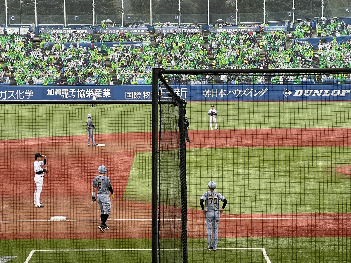 LemonLovebird's tweet photo. 昨日急に誘われて来た神宮球場✨
めっちゃいい席だった！
阪神勝ってよかった！
田中秀太コーチかっこよかった！
石川雅規選手のお弁当食べれて嬉しかった！
なんだこの小学生みたいな感想はw https://t.co/Ax17EEdNlW