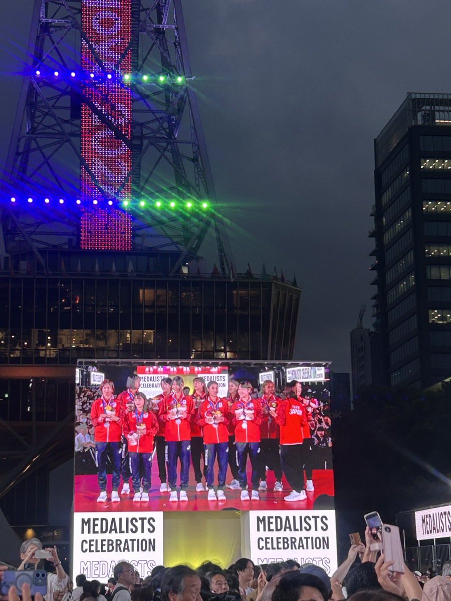 TBSvolleyboo's tweet photo. #アジア大会 で2大会連続となる
銀メダル🥈を獲得した🇯🇵女子日本代表

先ほどメダルセレブレーションが行われました🌸🌸🌸

男子の試合は27日（日）から行われます✊ https://t.co/cxcPuMAq1D