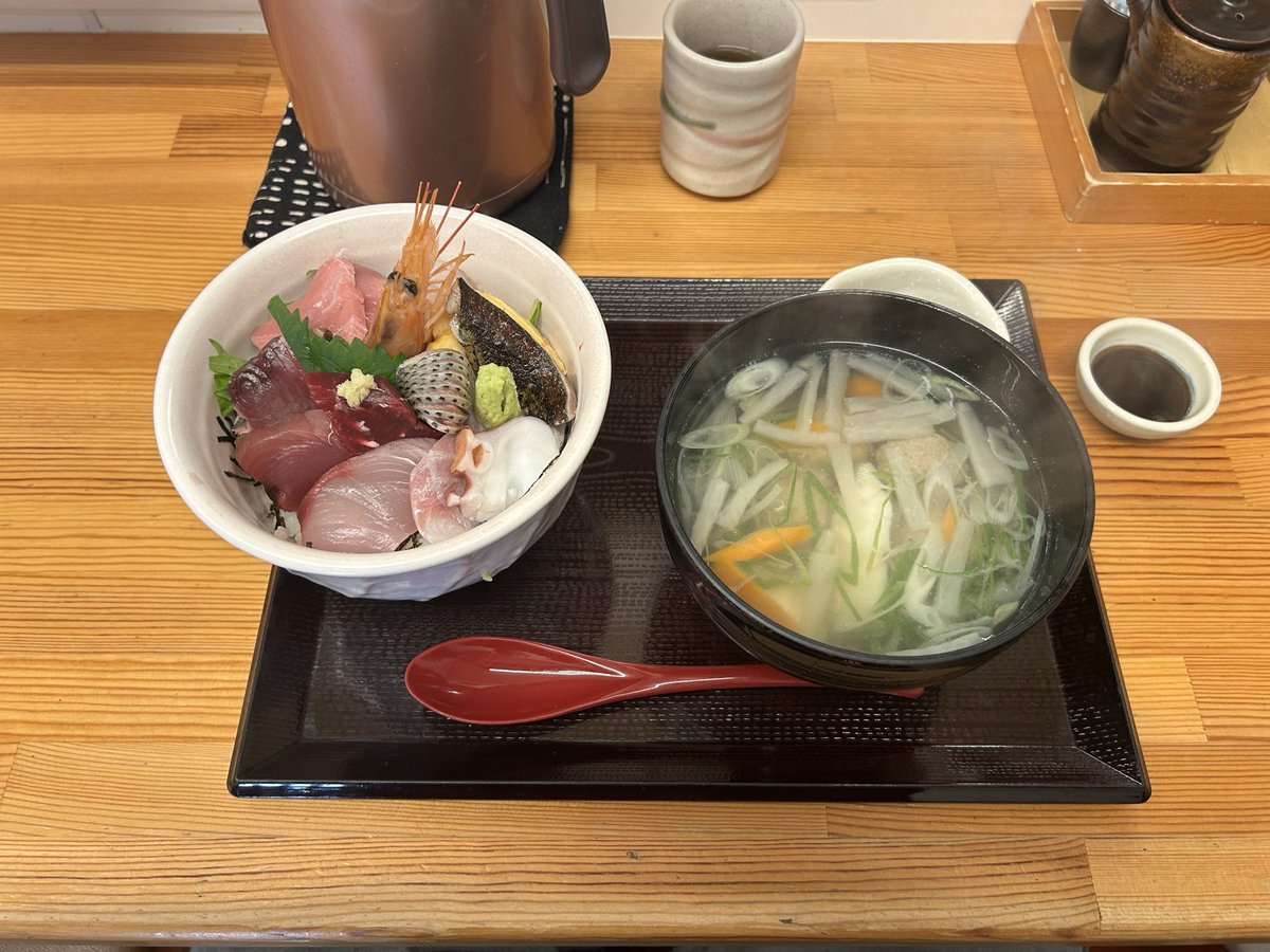 Nights244's tweet photo. 【塩竈市場食堂　只野】
「朝丼＋しおがま汁」
塩竈市

曜日と時間限定
その日に仕入れた新鮮ネタ10品以上

海鮮丼美味しかったー https://t.co/1QgnKgshMh