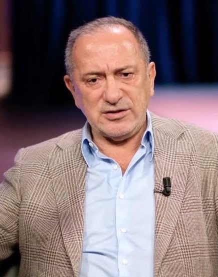 HaberReport's tweet photo. #SONDAKİKA Fatih Altaylı'dan fon skandalı kulisi:

"Bu fonların bir borsa dolandırıcılığı mekanizması haline geldiği bilindiği halde niye bugüne kadar bunlara göz yumulmuştu, ne değişmişti de düğmeye basılmıştı?

Bu sorunun yanıtını bulabilmek için Saray’a ve ekonomi yönetimine yakın bazı isimlerle konuştum.

Ekonomi yönetiminde ve haliyle Mehmet Şimşek’te, bu fonların varlığından ve çalışma biçiminden uzunca bir süredir duyulan rahatsızlık geçtiğimiz bahar aylarında artmış ve ciddi bir tedirginliğe dönüşmüş. 

Hormonlu ve sahte biçimde büyüyen fonların bankacılık sistemini bile tehdit eder hale gelmesi üzerine ekonomi yönetimi ciddi uyarılarda bulunmaya başlamış.

En nihayetinde geçtiğimiz nisan sonunda bu konuda adım atılması kararı alınmış ve ekonomi yönetimine yetki verilmiş. İlk değişiklik, AK Parti Ekonomi işleri Başkanlığı’nın Basra harap olduktan sonra hedef aldığı SPK’dan başlamış. SPK Başkanı değiştirilmiş. Bank Asya kökenli meşhur Ali Fuat Taşkesenlioğlu’ndan sonra gelip 4 yıldır görev yapan İbrahim Ömer Gönül’ün yerine maliye kökenli Mahmut Sütçü getirilmiş.

Yani aslında bu fon rezaletine karşı adımlar bahar aylarında atılmaya başlanmış ama “zincirleme bir reaksiyona” neden olmamak için “siga siga” yürütülmesi planlanmış. 

Ancak bu arada bilgi sızıntıları olmaya başlayıp, fon yöneticileri mal kaçırma ve hatta kendilerini de kaçırma yolunda adımlar atmaya başlayınca operasyon mecburen hızlandırılmış.

“Bu operasyonun AK Parti ve iktidar içindeki kliklerin çekişmesi olduğu söyleniyor” diye sordum.

Aldığım yanıt ilginçti. “İktidar içi çekişmeler her zaman olur ama bu operasyon öyle bir şey değil. Tam aksine doğrudan Beyefendi’nin onayı ve desteği ile başladı. “Nereye giderse gitsin, kime giderse gitsin” diyen bir iradenin desteği var” yanıtını aldım.

Doğrusunu isterseniz, “Kime giderse gitsin” cümlesini çok da inandırıcı bulmamıştım. Sonra dün akşam saatlerinde Emre Tezmen, Serdar Turhan, Alper Öztürk ve Alkin Brothers tutuklanınca içimde bir umut belirdi."