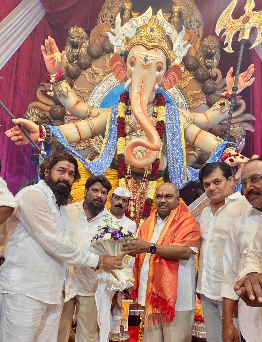 advanilparab's tweet photo. विलेपार्ले विधानसभेतील विविध मंडळांना भेटी देत श्री गणरायाचे मनोभावे दर्शन घेतले. 

गणरायाच्या चरणी नतमस्तक होत जनतेच्या सुख-समृद्धीची प्रार्थना केली.

#ShivsenaUBT #VileParle #AnilParab https://t.co/MYvwLhixHz