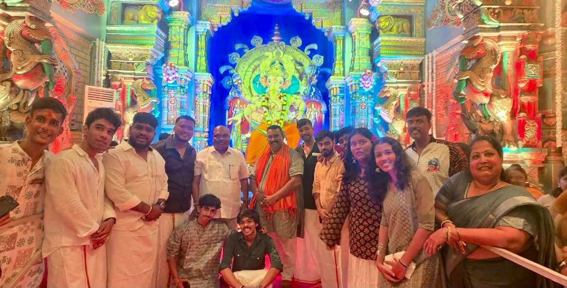 advanilparab's tweet photo. विलेपार्ले विधानसभेतील विविध मंडळांना भेटी देत श्री गणरायाचे मनोभावे दर्शन घेतले. 

गणरायाच्या चरणी नतमस्तक होत जनतेच्या सुख-समृद्धीची प्रार्थना केली.

#ShivsenaUBT #VileParle #AnilParab https://t.co/MYvwLhixHz
