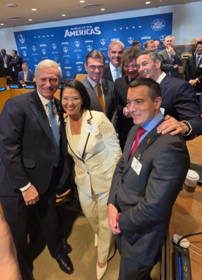 JulianMaciasT's tweet photo. Trump aprovechó la reunión de la ONU en EEUU para reunir a todos los clientes de Cerimedo para firmar el acuerdo del Escudo de las Américas para luchar contra el narcotráfico.
Cerimedo se financiaba del narcotráfico gracias al acuerdo con EEUU, el jefe de la inteligencia contra el narcotráfico estaba a las órdenes de Cerimedo y ganaba 1.5M$ diarios por permitir 30 vuelos diarios cargados de cocaina.