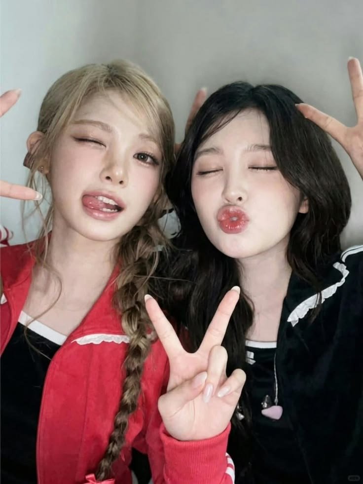 PhatthananKlak1's tweet photo. Who could compete? 🌻🎀
#A_NA #YUHA #HANAz https://t.co/EGcD08SVHJ