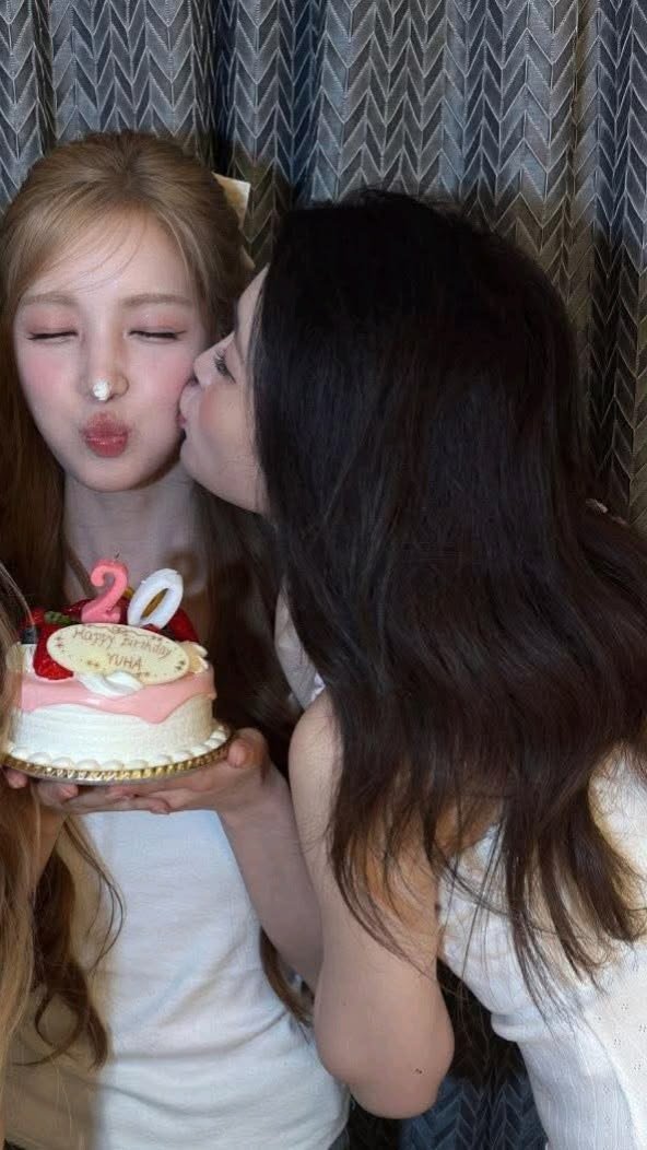 PhatthananKlak1's tweet photo. Who could compete? 🌻🎀
#A_NA #YUHA #HANAz https://t.co/EGcD08SVHJ