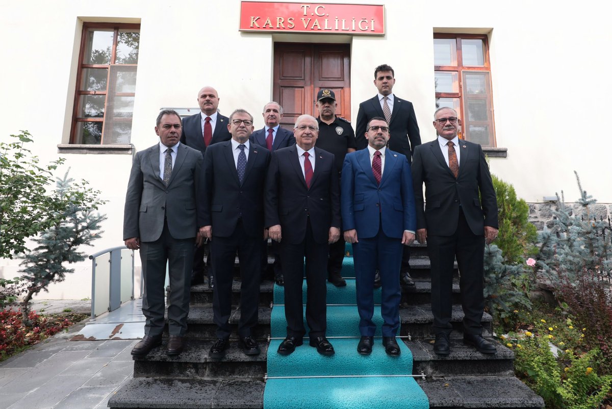 tcsavunma's tweet photo. Kars’ta bulunan Millî Savunma Bakanı Yaşar Güler, Kars Valiliğini ziyaret etti. Bakan Yaşar Güler, Vali Ziya Polat’tan kentteki çalışmalara ilişkin bilgi aldı.

#MillîSavunmaBakanlığı
#YaşarGüler https://t.co/F8P4KuWaK1