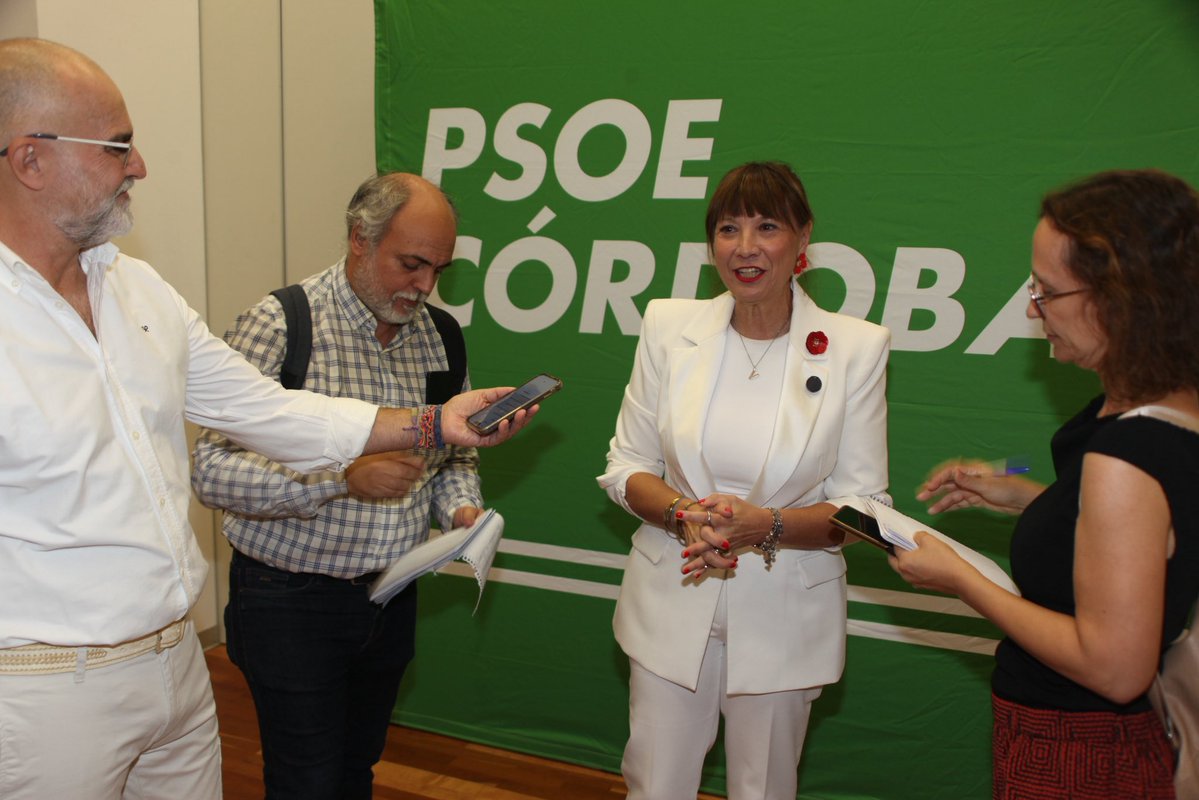 VictoriaFerDom's tweet photo. No olvidemos por qué estamos aquí.
Qué queremos construir.
Y para qué.

📸 Debate de las primarias del PSOE a la Alcaldía de Córdoba.

#EaCórdoba ✊🌹 https://t.co/5C4I8e79DW