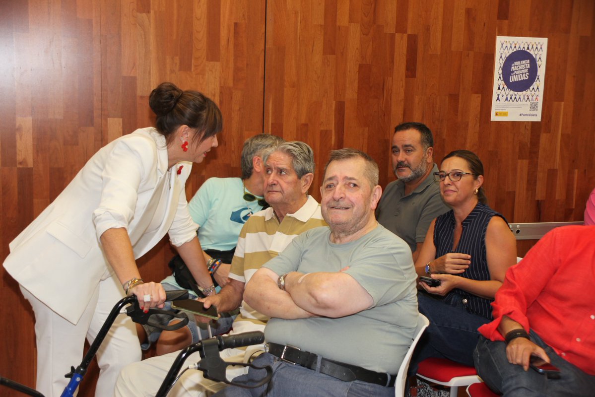 VictoriaFerDom's tweet photo. No olvidemos por qué estamos aquí.
Qué queremos construir.
Y para qué.

📸 Debate de las primarias del PSOE a la Alcaldía de Córdoba.

#EaCórdoba ✊🌹 https://t.co/5C4I8e79DW