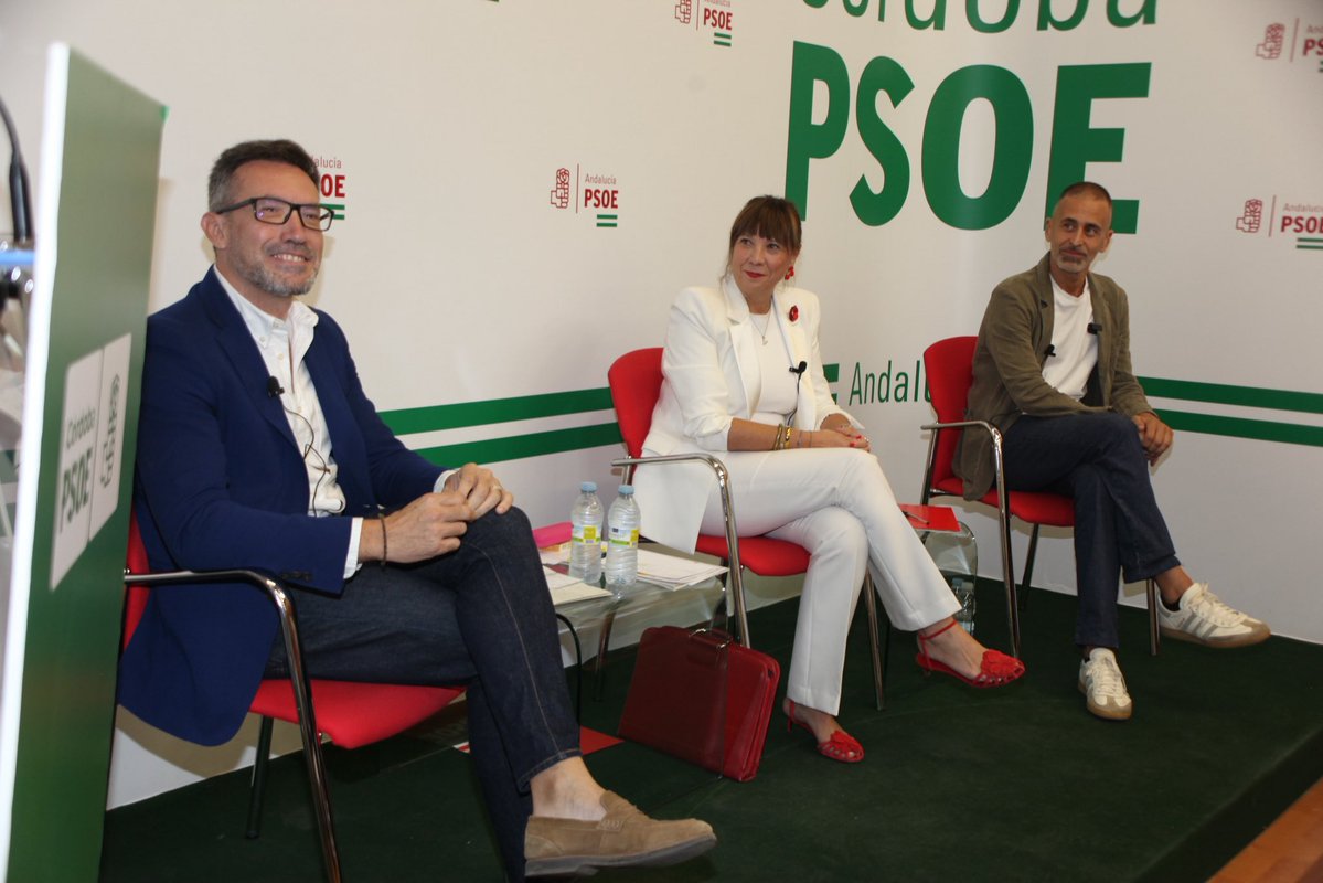VictoriaFerDom's tweet photo. No olvidemos por qué estamos aquí.
Qué queremos construir.
Y para qué.

📸 Debate de las primarias del PSOE a la Alcaldía de Córdoba.

#EaCórdoba ✊🌹 https://t.co/5C4I8e79DW