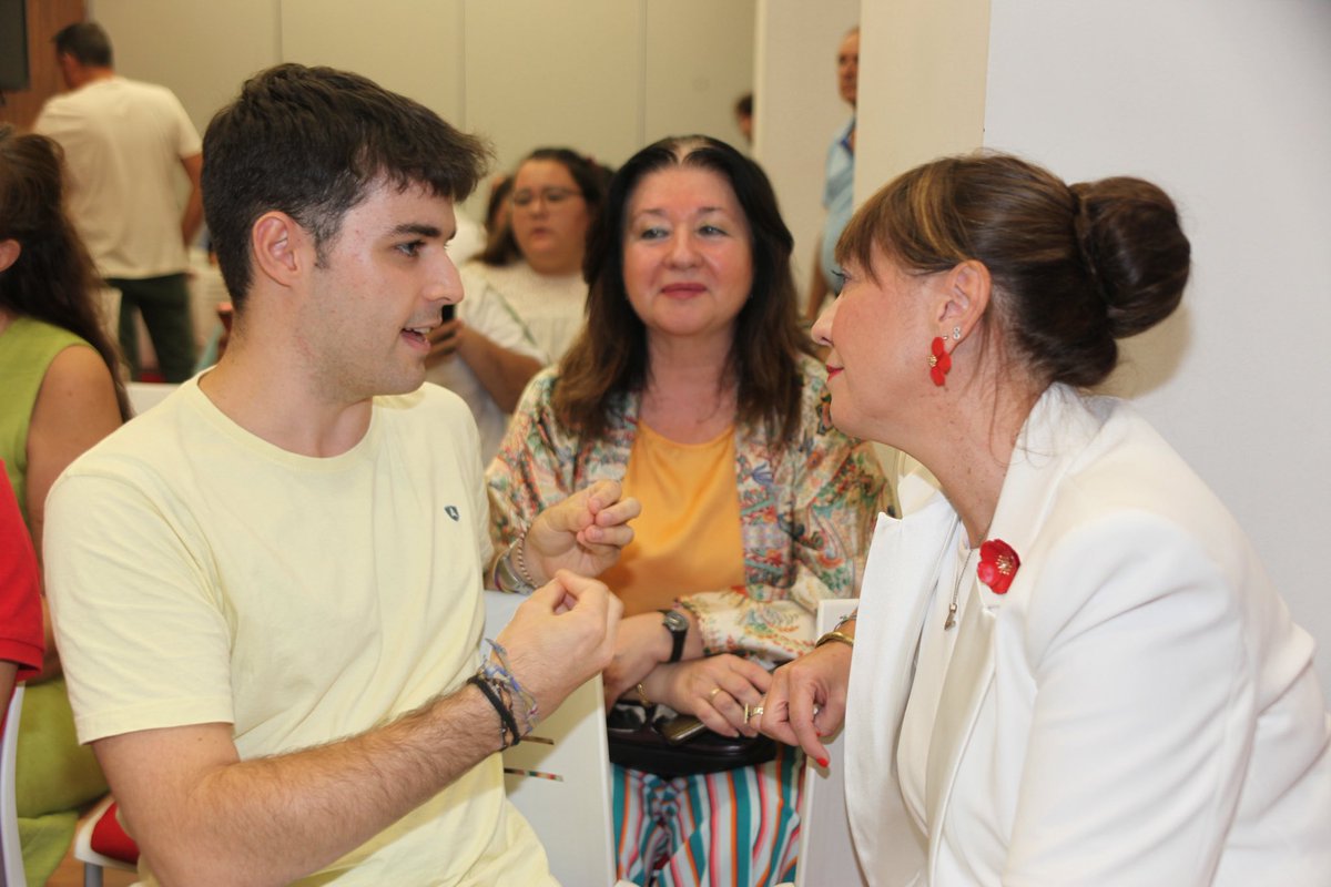 VictoriaFerDom's tweet photo. No olvidemos por qué estamos aquí.
Qué queremos construir.
Y para qué.

📸 Debate de las primarias del PSOE a la Alcaldía de Córdoba.

#EaCórdoba ✊🌹 https://t.co/5C4I8e79DW