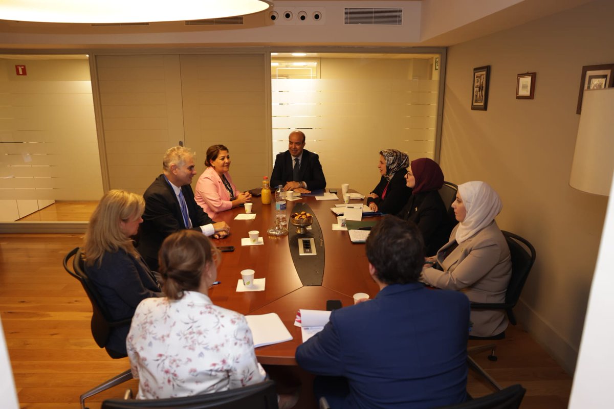 UfMSecretariat's tweet photo. استقبل الأمين العام بالإنابة للاتحاد من أجل المتوسط، فادي حاج علي، مديرة إدارة الشؤون الأوروبية في وزارة الخارجية السورية سالي شوبط @syrianmofaex ، والوفد المرافق لها، بمقر الأمانة العامة للاتحاد في برشلونة. وشاركت في اللقاء نائبتا الأمين العام ملتم بيوكراكش ونسرين التميمي.

وتناول اللقاء سبل تطوير التعاون بين سوريا والاتحاد من أجل المتوسط، ومجالات العمل ذات الاهتمام المشترك، بما في ذلك فرص المشاركة في مبادرات الاتحاد ومنصاته الإقليمية، وتعزيز التعاون في إطار الأولويات المشتركة في المنطقة.