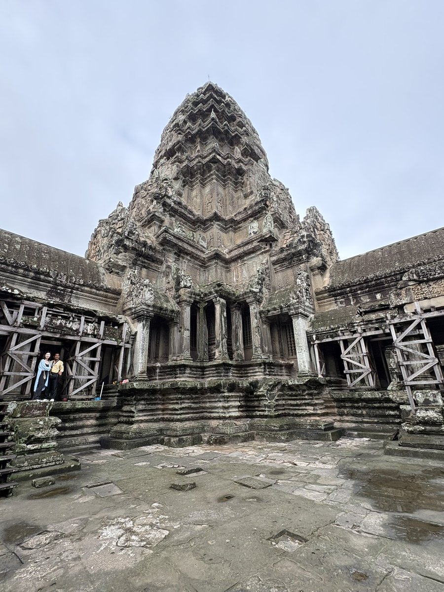 CarlosKimsan's tweet photo. Dos días bonitos con dos clientas de Ecuador 🇪🇨  en el complejo arqueológico de Angkor. Lo pasamos muy bien y fuimos muy felices durante las excursiones en Camboya. https://t.co/00JB36e26R