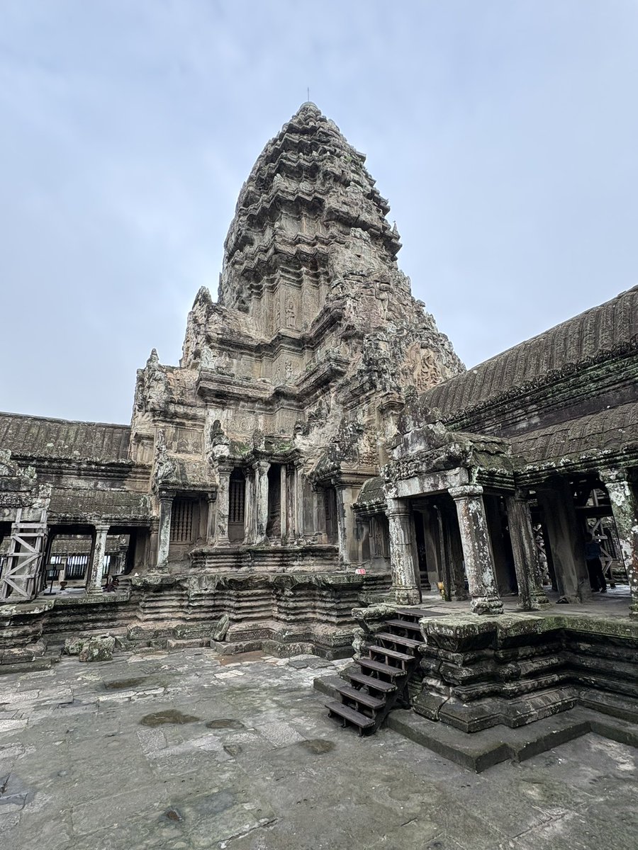 CarlosKimsan's tweet photo. Dos días bonitos con dos clientas de Ecuador 🇪🇨  en el complejo arqueológico de Angkor. Lo pasamos muy bien y fuimos muy felices durante las excursiones en Camboya. https://t.co/00JB36e26R