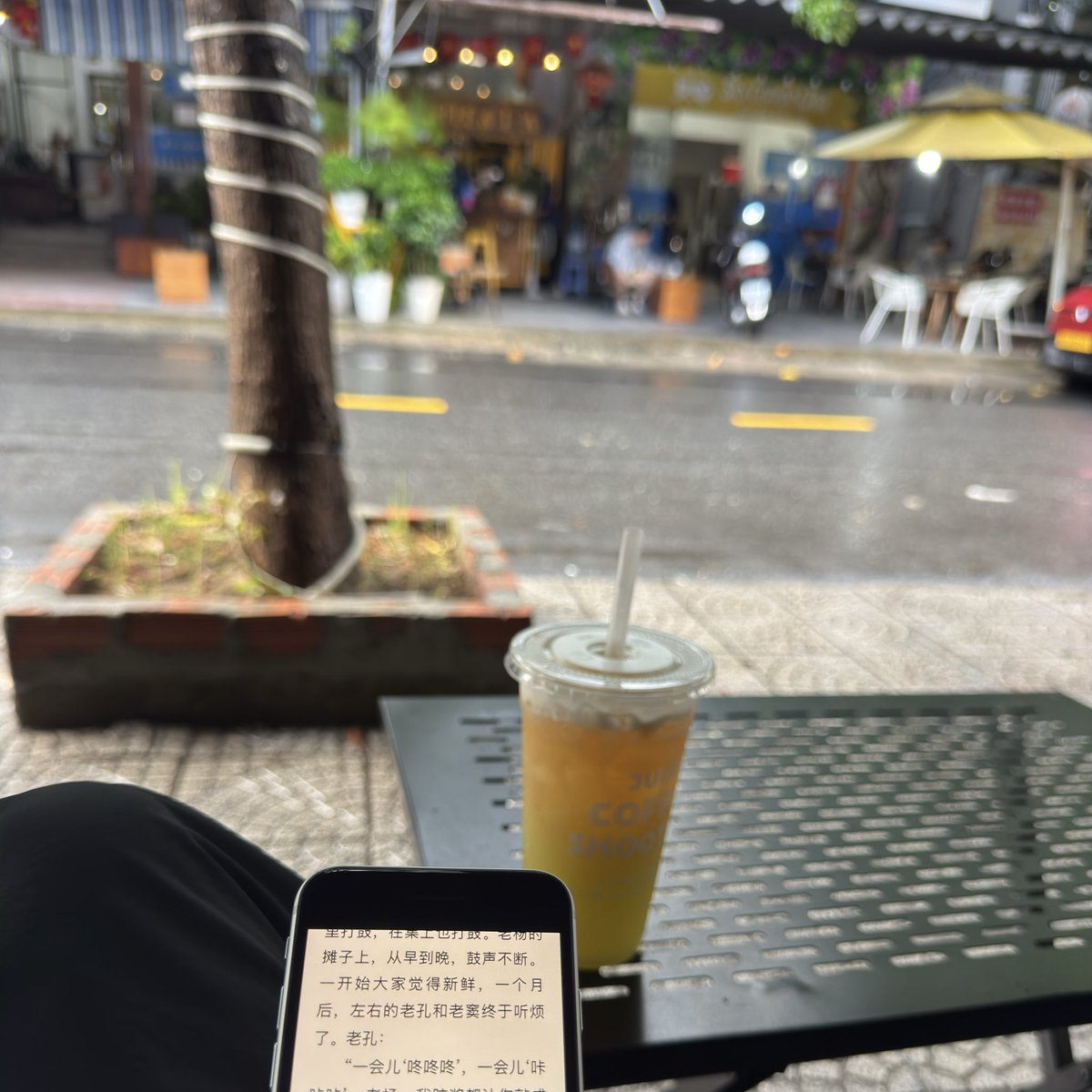 yiqiangchen_'s tweet photo. Da Nang 🇻🇳 今天还是雨下个不停

入乡随俗的体验坐在路边喝果汁的chill

看会小书，惬意 ～ https://t.co/lG8yeqhMAo