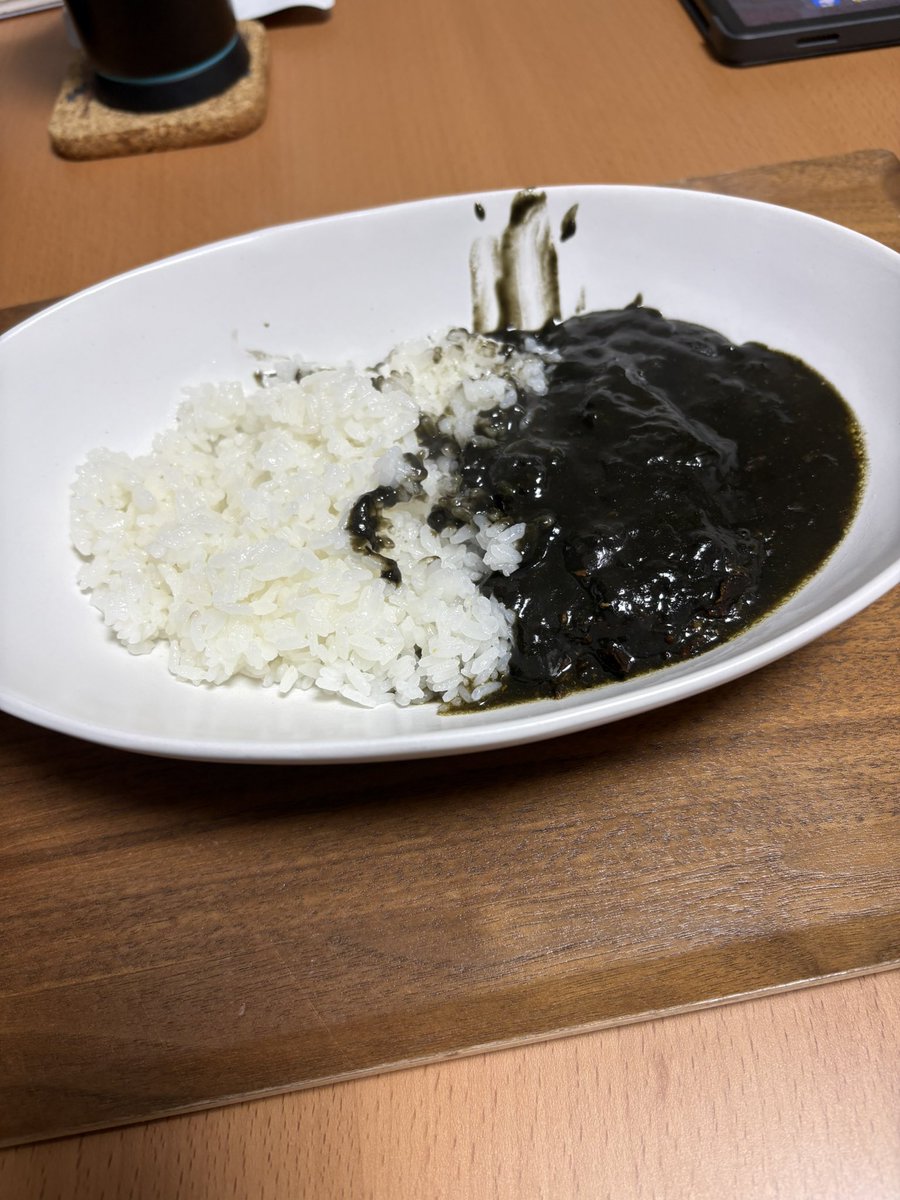 happiness0313's tweet photo. もらったカレー食べるよ🍛
ほんとに黒かった😁
#りあとみみぴよ
#黒カレー https://t.co/lRyLVUGH4X