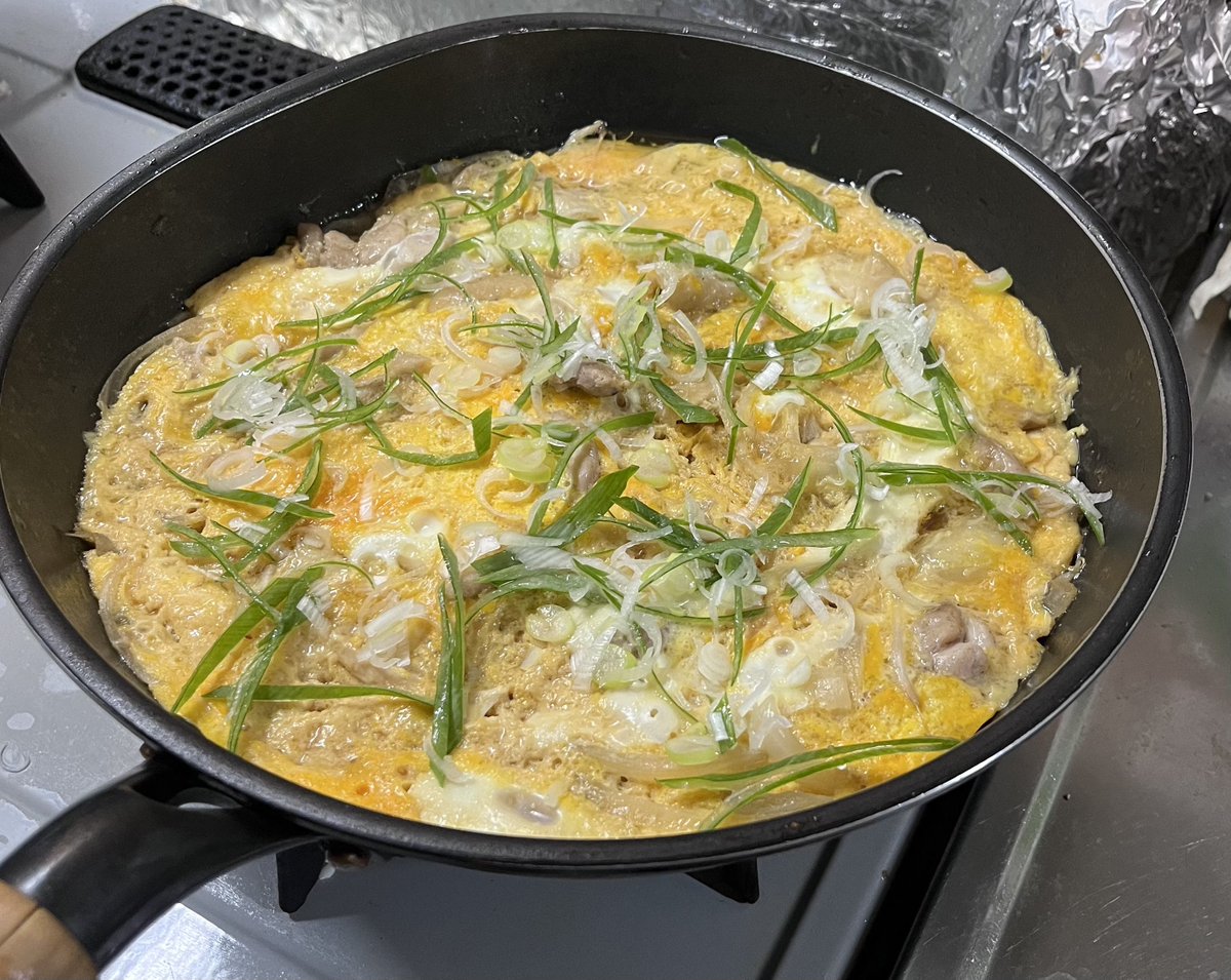 Oimodar603's tweet photo. 親子丼薄味甘め油多め
鶏肉は少し焼き目をつけてあげて，出てきた油も捨てずに煮込むと良い匂いがする https://t.co/rTqDRV6V9O