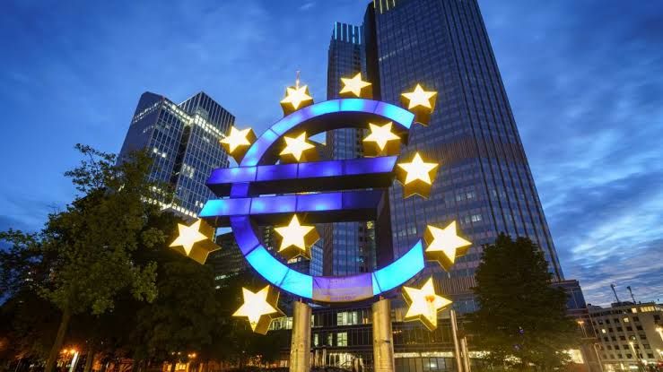 Smart_Money's tweet photo. 🇪🇺 EZB und EU-Zentralbanken drängen darauf, die MiCA-Regel abzuschaffen, die große Stablecoin-Emittenten verpflichtet, 60 Prozent der Reserven als Bankeinlagen zu halten, berichtet Reuters. Genau an dieser Regel hat Tether die EU-Lizenz verweigert. Jetzt wollen ausgerechnet die Notenbanken sie loswerden, und deren Grund betrifft jeden, der in Europa Stablecoins hält, mehr als Tether.

Am Dienstag hat das Europäische System der Zentralbanken, also die EZB und die 27 nationalen Notenbanken, seine Antwort auf die MiCA-Überprüfung der EU-Kommission abgegeben. Heute gilt: 30 Prozent der Reserven als Bankguthaben, bei großen Emittenten 60 Prozent. Die Notenbanken wollen die Quote streichen. Stattdessen sollen 40 Prozent der Reserven binnen eines Werktags fällig werden, weitere 60 Prozent binnen fünf. Kurze Staatsanleihen und Übernacht-Repos statt Bankkonto.

Der Grund steht im Papier selbst. Stablecoins ersetzen stabile Spareinlagen durch Einlagen von Emittenten, die nach Worten der Notenbanken weniger stabil und stärker von der Marktlage abhängig sind. Rollt am Kryptomarkt eine Rückgabewelle, zieht der Emittent seine Milliarden von der Bank ab, um auszuzahlen. Die Bank verliert über Nacht Geld, das sie längst verliehen hat. Ein schlechter Tag bei Krypto wird so zum schlechten Tag einer europäischen Bank.

Tether hat dieselbe Regel von der anderen Seite abgelehnt. Paolo Ardoino, Chef von Tether, verweist auf die Einlagensicherung, die bei 100.000 Euro endet. Der Einleger ist dabei der Emittent, nicht der Halter des Coins. Seit dem 1. Juli ist USDT von den lizenzierten Handelsplätzen der EU verschwunden - 183 Milliarden Dollar Stablecoin, draußen wegen eines Absatzes.

Offen ist die Tür damit trotzdem nicht. Im selben Papier steht ein zweiter Punkt, und der trifft den Marktführer, der in Europa übrig ist.

Die Notenbanken halten es für ein Stabilitätsrisiko und für regelwidrig, wenn ein globaler Emittent den in der EU ausgegebenen Token als austauschbar mit dem aus den USA behandelt. Genau so ist USDC gebaut: ein Coin, zwei Rechtsräume, eine gemeinsame Reserve im Rücken.

Vor fünf Tagen berichtete das Wall Street Journal, EZB-Präsidentin Christine Lagarde habe Binances EU-Lizenz in Athen per Anruf gebremst, damit Dollar-Stablecoins den digitalen Euro nicht verdrängen. Jetzt fällt die Quote, die Tether draußen hielt, und im selben Papier steht die Klausel gegen Circle. Die Mauer wird versetzt, von der Reserve an die Frage, wo ein Coin ausgegeben wird.

Die Frist für Stellungnahmen endet am 30. September. Danach schreibt die Kommission, welche der beiden Regeln im Gesetz landet.