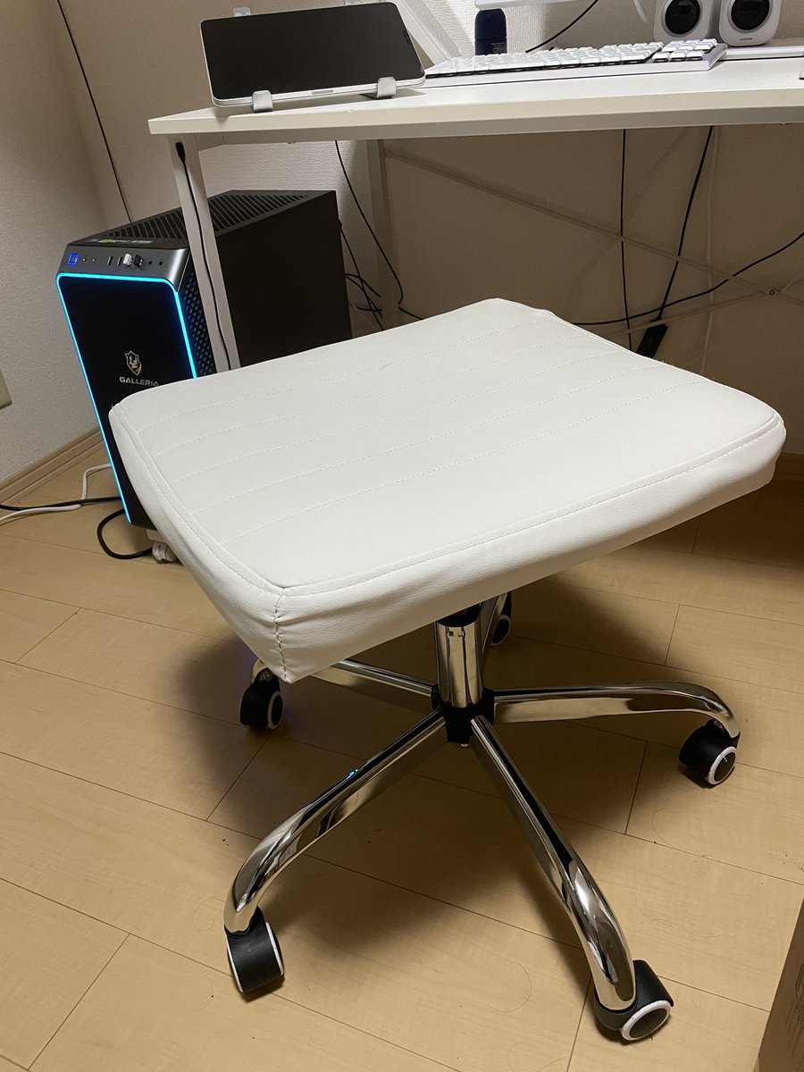 hurtle8153's tweet photo. ニトリのオフィスチェアが届いた
ようやく背もたれ折れたイスとおさらばできる https://t.co/AkEUwhZtsq