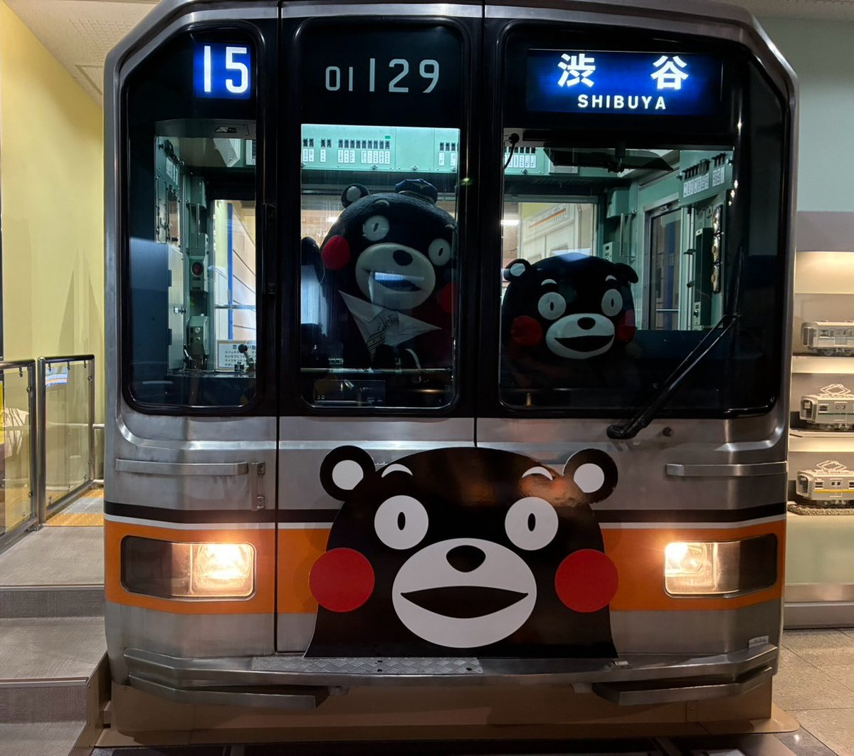 KumamonStaff's tweet photo. お仕事の合間に、
自分のラッピングされた電車に乗ったり、
車掌さんになってみたり、
地下鉄のお勉強したり、
色々なことに興味深々な部長でした！ https://t.co/8EYSKc21I0