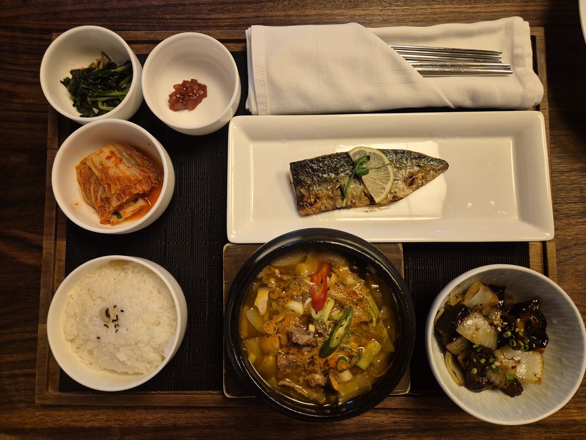 jlynxxxmonkey's tweet photo. 骨とってくれないと魚食べられん。 https://t.co/EXYd9ho7hW