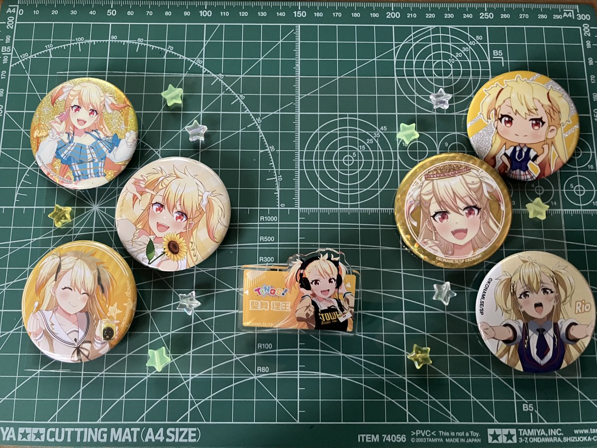 wattu_shine's tweet photo. 備忘録として製作記録。

BSF用に作ったポーチの欠点を改善すべく、今回はプラ板で中敷きを作り缶バッチやビーズを固定、外に露出しない構造に。
天面はBSFコースターを110％拡大コピーして、プラ板に貼り付けました。

私はゲームやアイドルより模型畑の人なので、そのクラフト知識が生きたかなと。 https://t.co/yzId7GwsPF