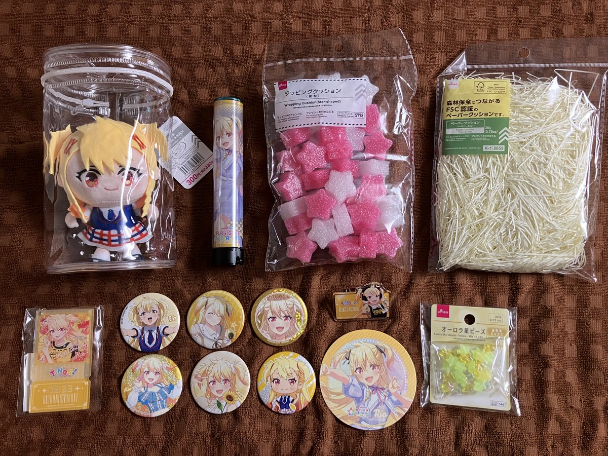 wattu_shine's tweet photo. 備忘録として製作記録。

BSF用に作ったポーチの欠点を改善すべく、今回はプラ板で中敷きを作り缶バッチやビーズを固定、外に露出しない構造に。
天面はBSFコースターを110％拡大コピーして、プラ板に貼り付けました。

私はゲームやアイドルより模型畑の人なので、そのクラフト知識が生きたかなと。 https://t.co/yzId7GwsPF
