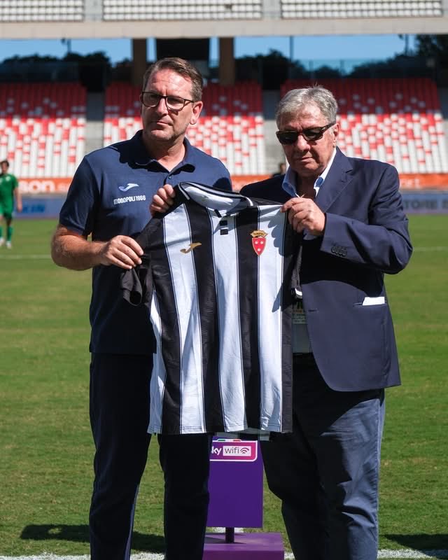 MonopoliCalcio's tweet photo. Con le 130 panchine raggiunte con la Scafatese, Alberto Colombo entra nella storia del Monopoli come allenatore più presente di sempre.

Prima del match con il Crotone, l’Ammin. unico Paolo Tavano ha consegnato al mister la maglia Special Kit 100 Audace.

Complimenti, mister! https://t.co/oRCA70fWXF
