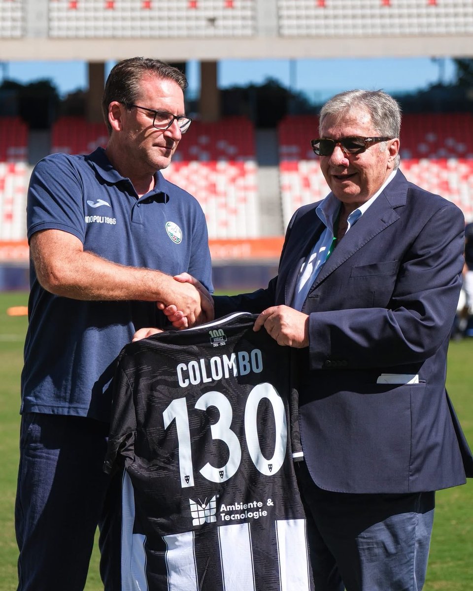 MonopoliCalcio's tweet photo. Con le 130 panchine raggiunte con la Scafatese, Alberto Colombo entra nella storia del Monopoli come allenatore più presente di sempre.

Prima del match con il Crotone, l’Ammin. unico Paolo Tavano ha consegnato al mister la maglia Special Kit 100 Audace.

Complimenti, mister! https://t.co/oRCA70fWXF