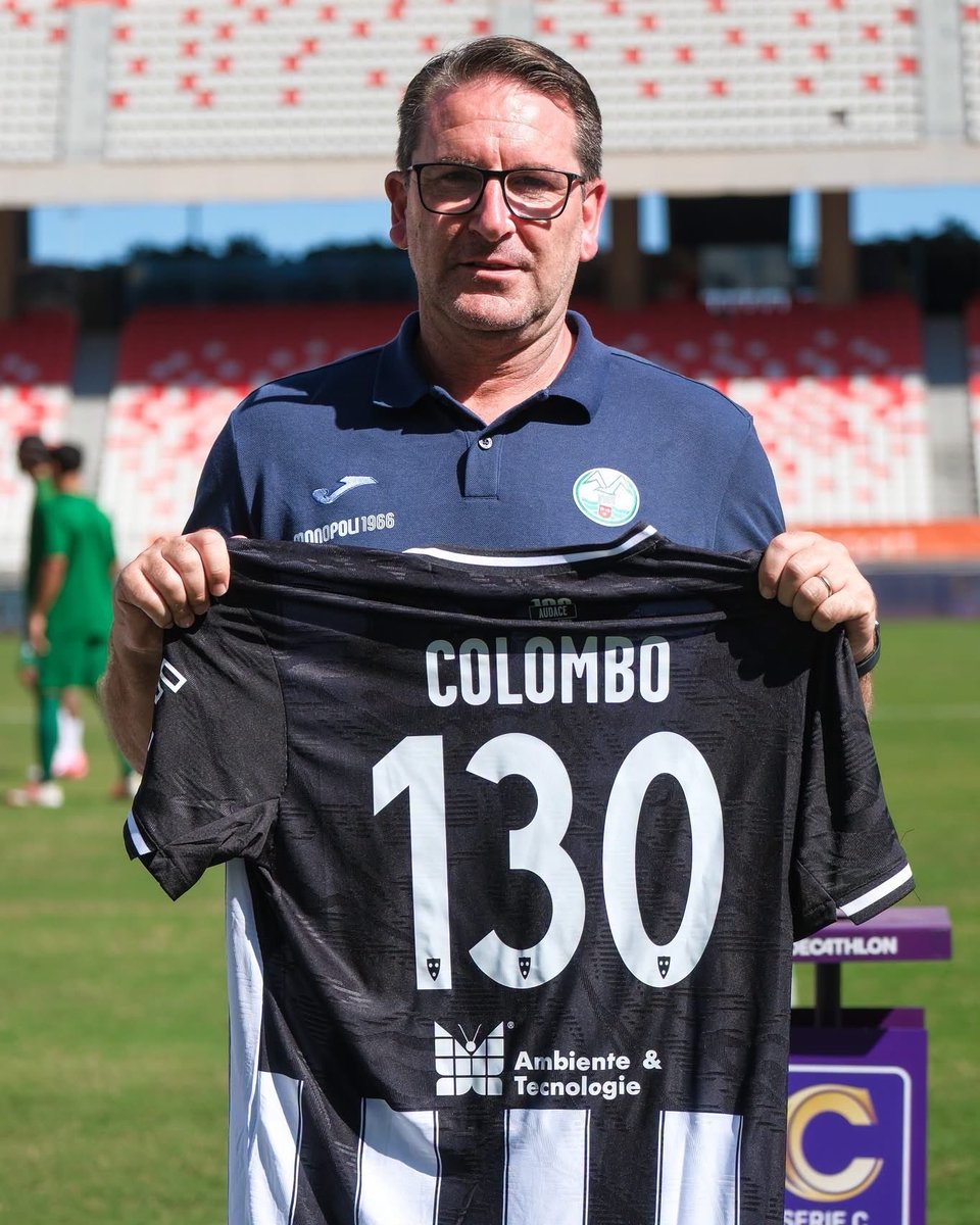 MonopoliCalcio's tweet photo. Con le 130 panchine raggiunte con la Scafatese, Alberto Colombo entra nella storia del Monopoli come allenatore più presente di sempre.

Prima del match con il Crotone, l’Ammin. unico Paolo Tavano ha consegnato al mister la maglia Special Kit 100 Audace.

Complimenti, mister! https://t.co/oRCA70fWXF