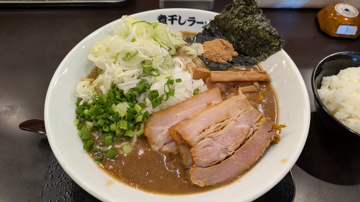 wata_iki's tweet photo. #煮干しラーメン山岡家 にて
期間限定特製鬼和節ラーメン半ライスセット　クーポン薬味ネギ＆炙りチャーシューいただく　玉ねぎ青ネギ薬味ネギ達がいい仕事してます
ドロドロ系だったので締めは半ライスドボンして鬼和節オジヤで美味しゅうございました
#山岡家 https://t.co/n9WtrQzAGY