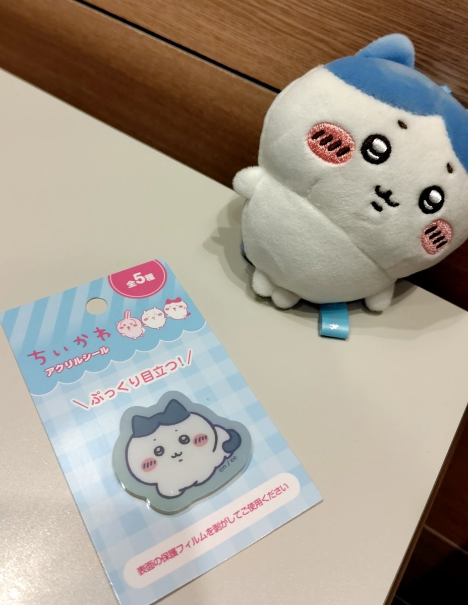 amane_wlc's tweet photo. ブッ〇オフに格安で湧いてたアクリルシールを救出して私物に貼りました✌🏻かわいい！ https://t.co/kBYbJaX1SH