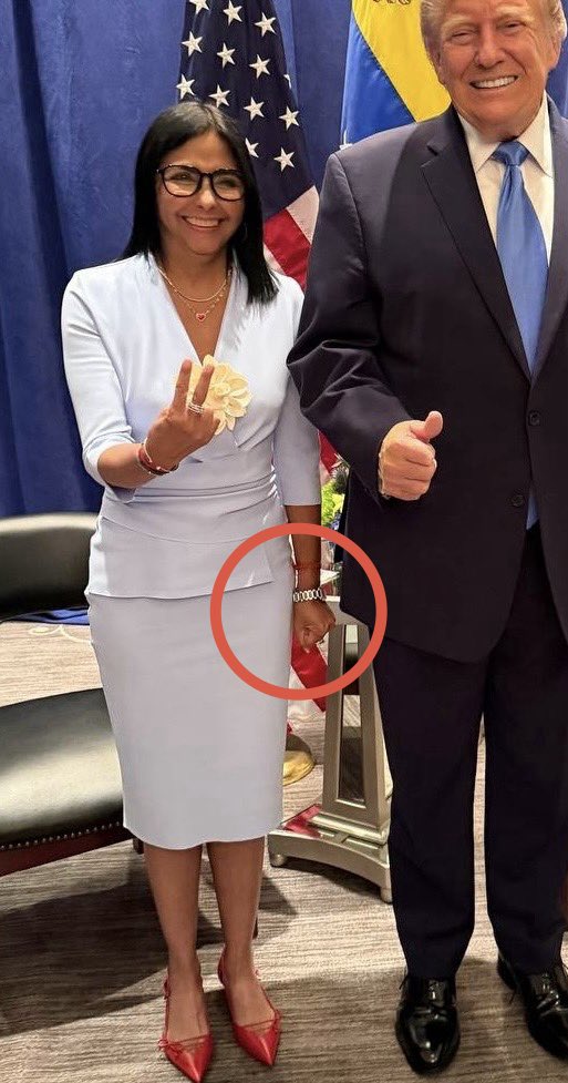 OrinocoTribune's tweet photo. Many Chavistas are indignant about Delcy’s meeting with Trump, especially following his disgusting UNGA speech. However, for context, far-right Venezuelan gusanos are crying all over because they wanted María Corina to be there instead. The fist of Delcy Rodríguez in this photo says a lot though!