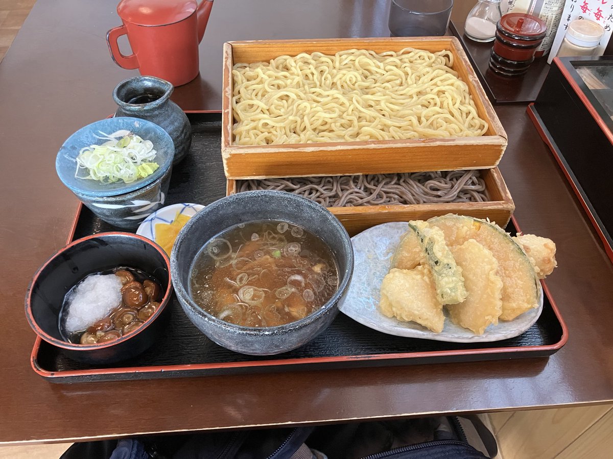 minibaskai's tweet photo. 山形県天童市　一庵
二色そば大盛　肉蕎麦つゆ　1,250円
能代から仙台へ戻る途中で寄りました。
15:00なのに並びがエグかった💦
お味は最高、ボリューム満点💯
ごちそうさまでした♪

ちなみに渋滞もありトータルで7時間半かかりましたー💦 https://t.co/Q0ffRasT3g