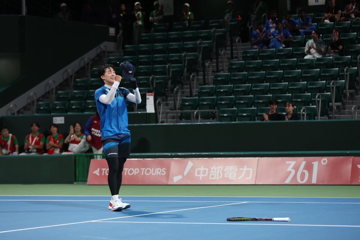 JSTA_official's tweet photo. 🌏国際大会情報🇯🇵
#第20回アジア競技大会
#愛知名古屋2026
／
📣 シングルス
◎男子決勝
上松 俊貴（JPN） ④-3 黒坂 卓矢（JPN）
1G 5-3
2G 6-4
3G 1-4
4G 3-5
5G 4-1
6G 4-6
7G 7-2

上松 俊貴選手、死闘を制し連覇達成！🥇
女子天間選手同様に、団体、シングルスの二冠🏆🏆に輝く！

📎アジア競技大会速報✅
https://t.co/iN84mvPwxq
応援宜しくお願いいたします🔥
＼
🇯🇵 #TEAMJAPAN 情報⬇️
https://t.co/Y6YGhgue57

日程✅
9月18日（金）：国別対抗 予選
9月20日（日）：国別対抗 準決勝・決勝
9月21日（月・祝）：ミックスダブルス
9月22日（火・祝）：シングルス 予選
9月23日（水・祝）：シングルス 準々決勝 準決勝・決勝

#softtennis #ソフトテニス #ともに一歩踏み出す勇気 #大会最終日