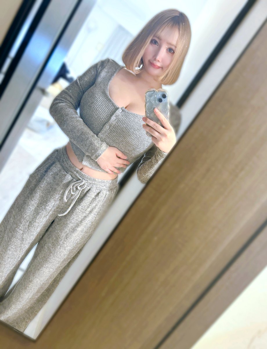 Augdrth's tweet photo. 昔地下アイドルしてたももうららちゃんって今こんな感じなんだ。推してたから結構衝撃だったな。。。

衝撃だった理由⇩ https://t.co/688meLJ1RG