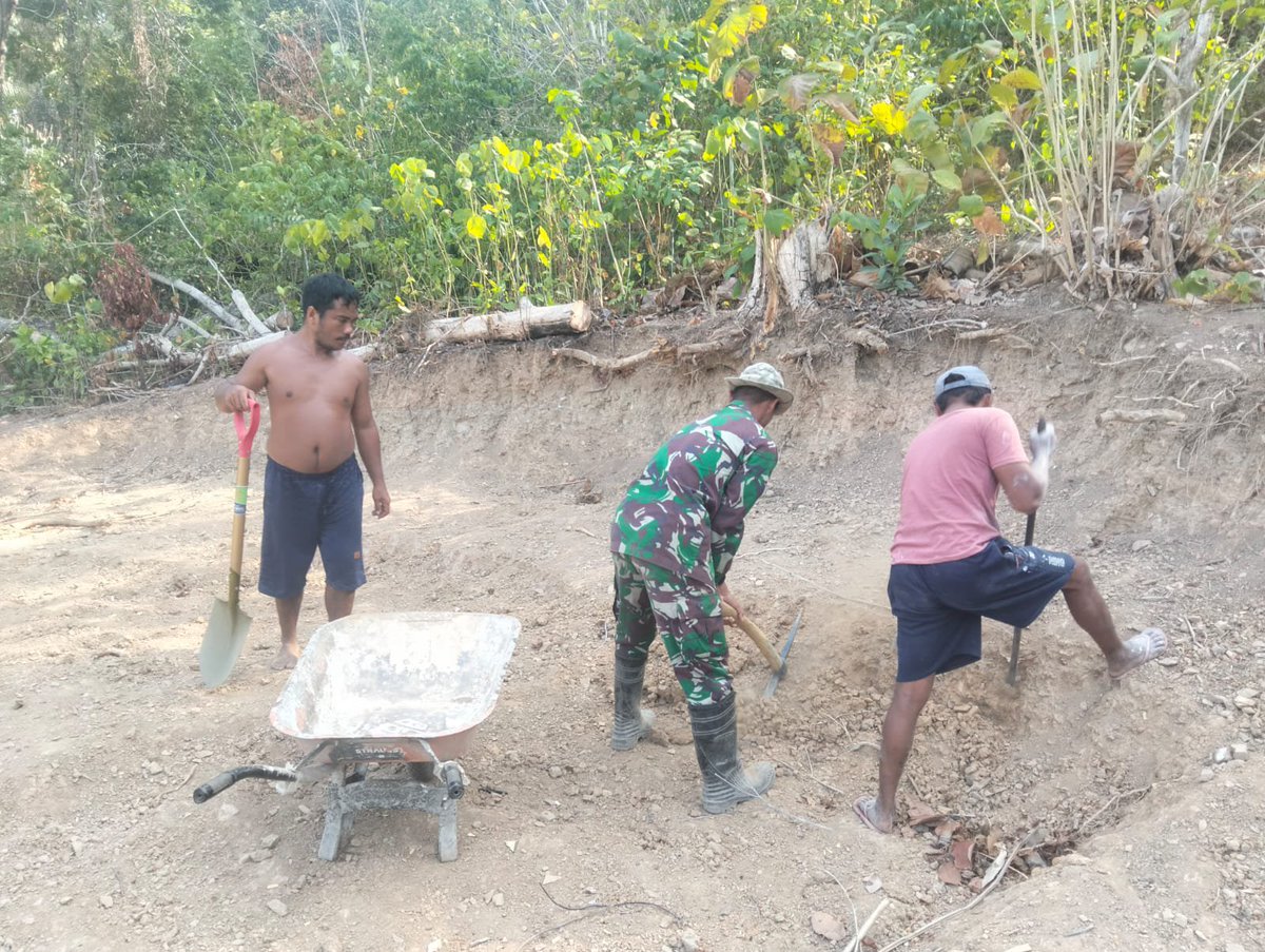 M1513sbb's tweet photo. Peduli Warga Binaan, Babinsa Koramil 1513-01/Piru Bantu Pekerjaan Pondasi Rumah.

Baca selengkapnya👇
https://t.co/4zunh7QMf4 https://t.co/sHb6okL6VF