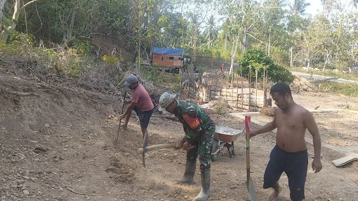 M1513sbb's tweet photo. Peduli Warga Binaan, Babinsa Koramil 1513-01/Piru Bantu Pekerjaan Pondasi Rumah.

Baca selengkapnya👇
https://t.co/4zunh7QMf4 https://t.co/sHb6okL6VF