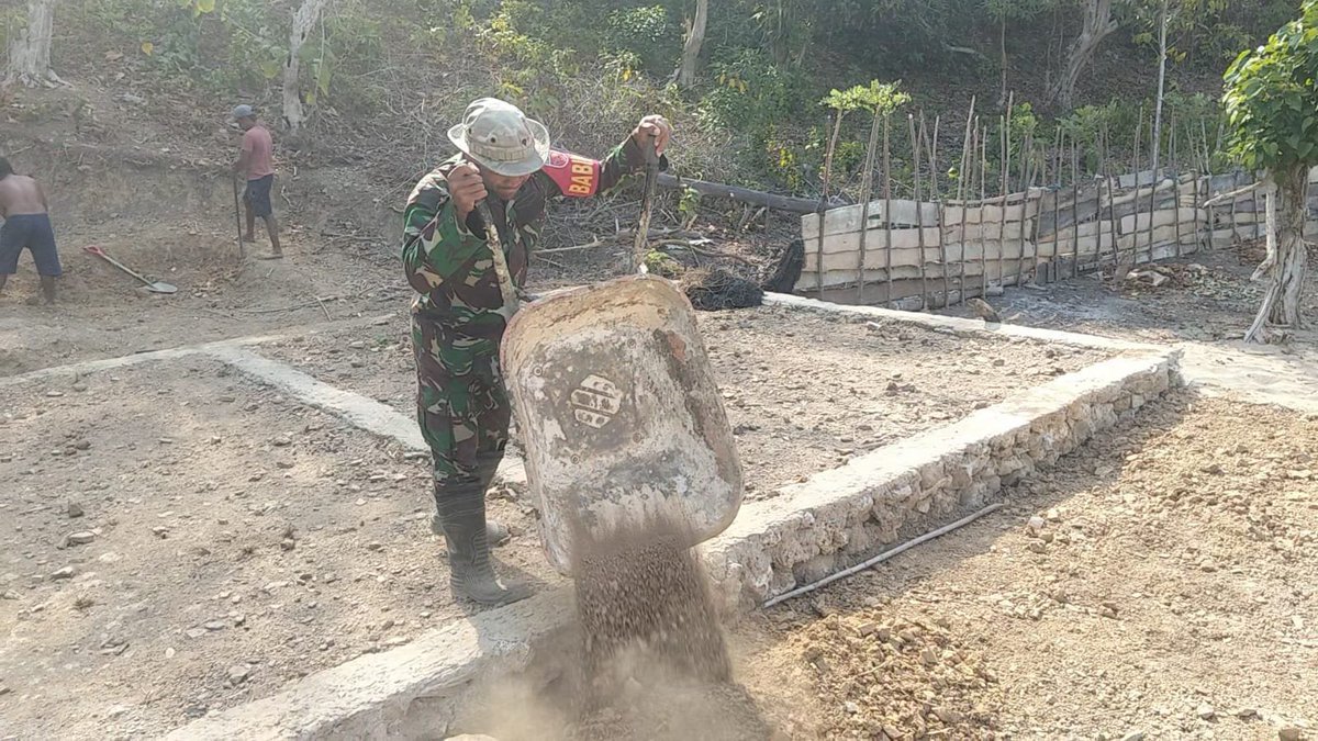 M1513sbb's tweet photo. Peduli Warga Binaan, Babinsa Koramil 1513-01/Piru Bantu Pekerjaan Pondasi Rumah.

Baca selengkapnya👇
https://t.co/4zunh7QMf4 https://t.co/sHb6okL6VF