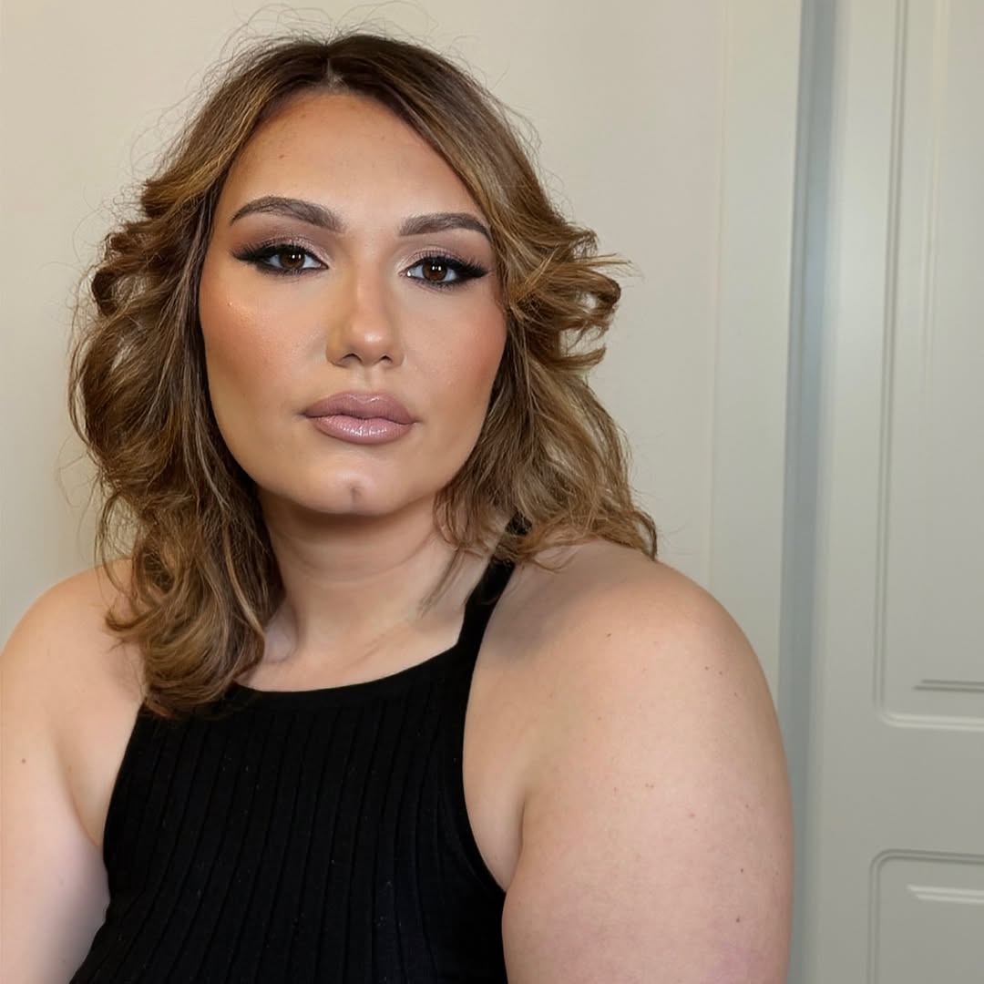 GayleneRaiche's tweet photo. Radiant Bronze Look

Makeup that gently sculpts facial contours, enhances the eyes with warm, luminous shades, and gives the skin an elegant, sophisticated glow. The perfect balance of definition, harmony, and radiance for a timeless result. Be https://t.co/GBdbtQ6XHt