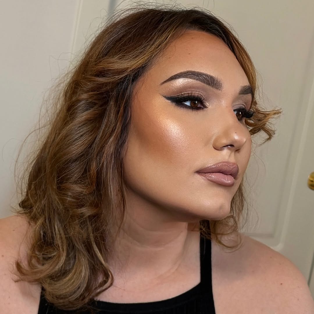 GayleneRaiche's tweet photo. Radiant Bronze Look

Makeup that gently sculpts facial contours, enhances the eyes with warm, luminous shades, and gives the skin an elegant, sophisticated glow. The perfect balance of definition, harmony, and radiance for a timeless result. Be https://t.co/GBdbtQ6XHt
