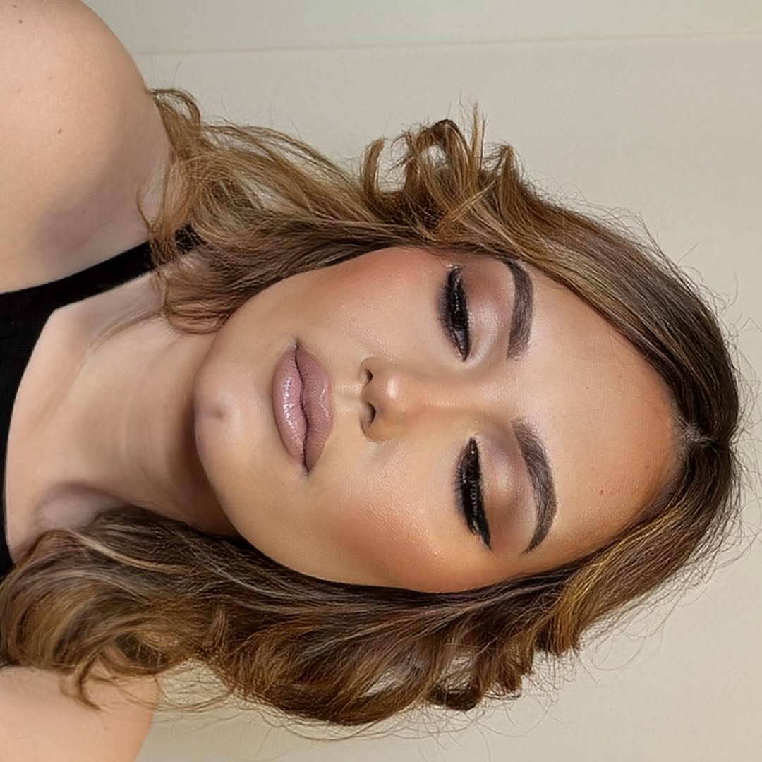 GayleneRaiche's tweet photo. Radiant Bronze Look

Makeup that gently sculpts facial contours, enhances the eyes with warm, luminous shades, and gives the skin an elegant, sophisticated glow. The perfect balance of definition, harmony, and radiance for a timeless result. Be https://t.co/GBdbtQ6XHt