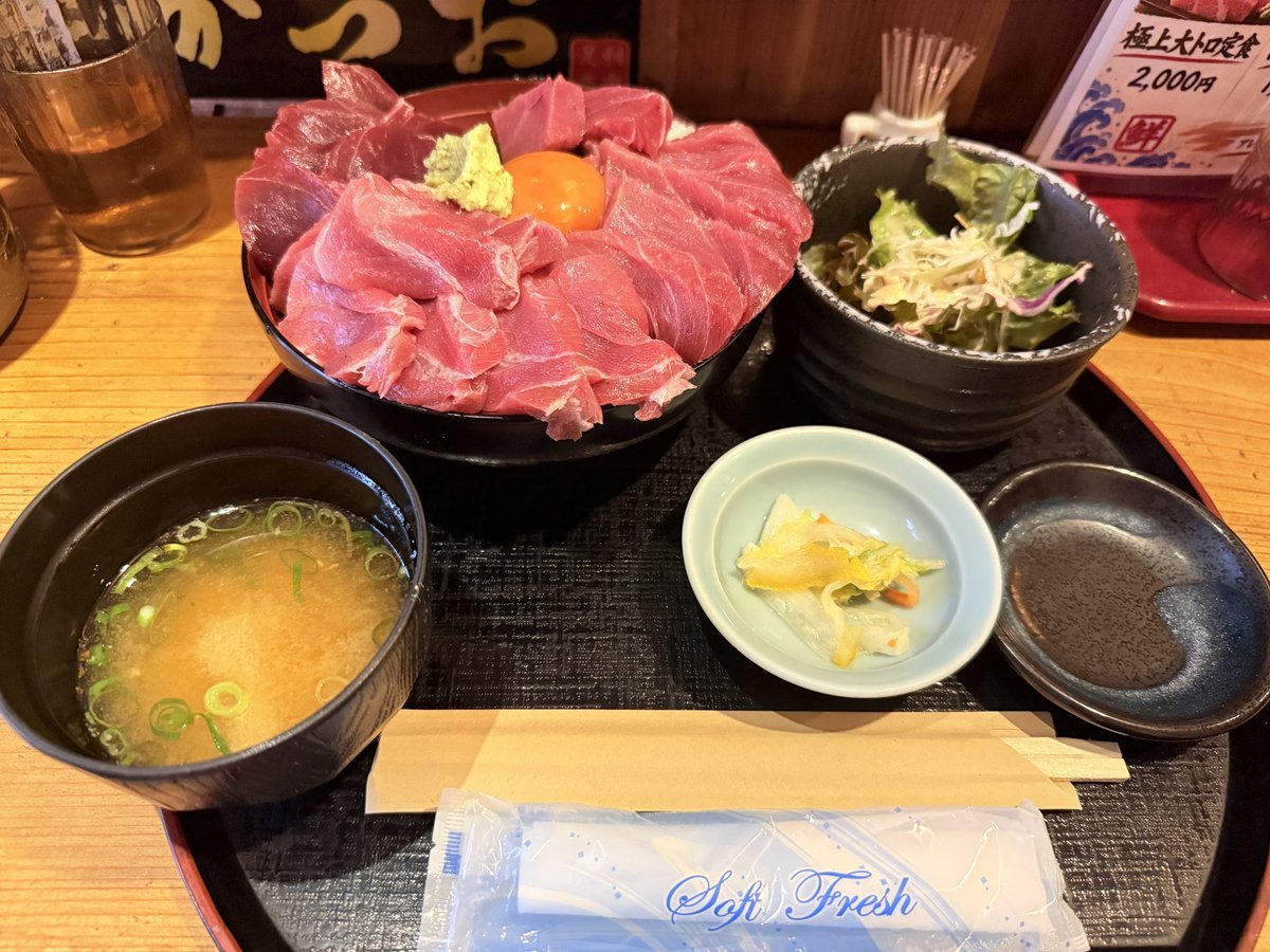 torufes's tweet photo. ごちそうさまでした！（つむぎ家天満橋海鮮居酒屋 さん／カマトロ丼のネタ大2,300yen＋ごはん大盛50yen） https://t.co/roXqyrmk8q