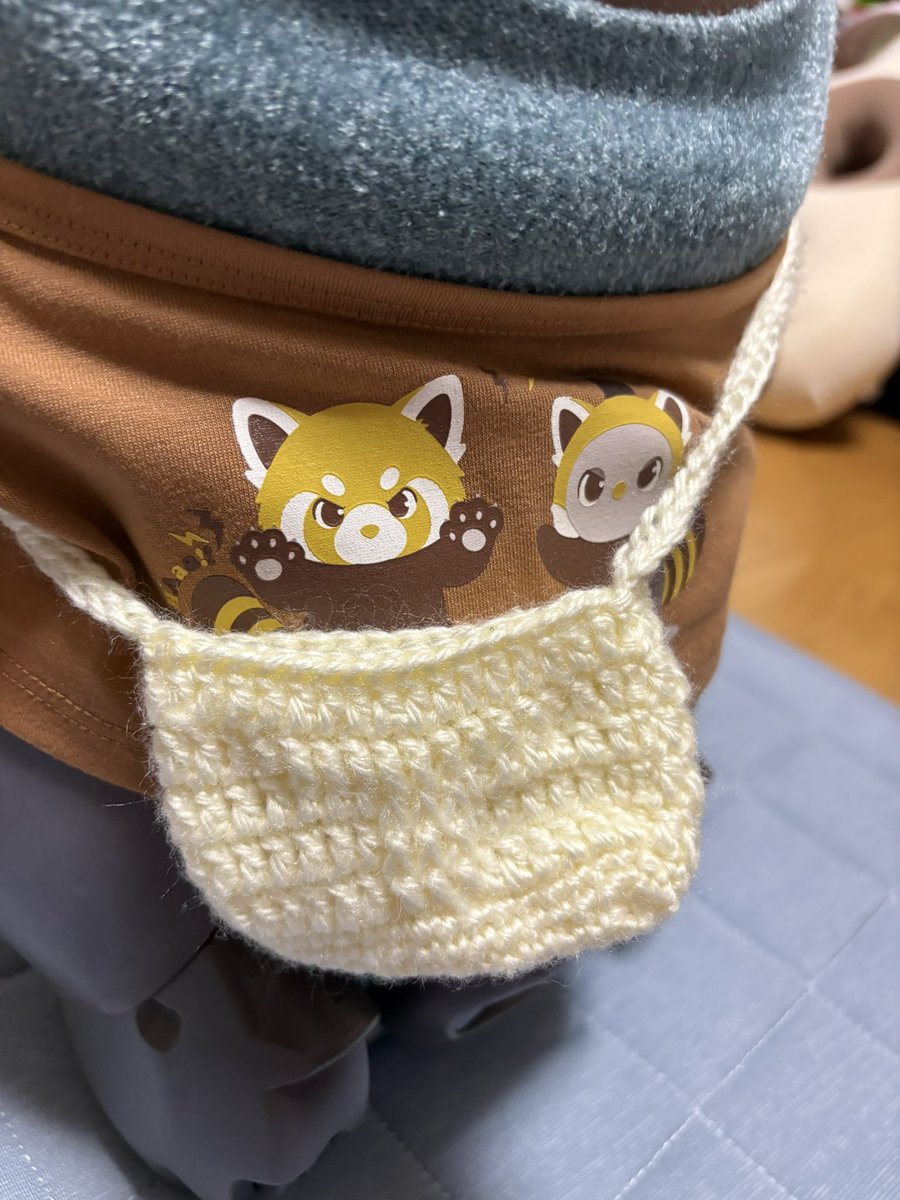 sanzou39's tweet photo. 台風で雨続きの連休中。遊びに来た友人にマンダロリアンシリーズとボバ・フェットとマンダロリアン アンド グローグー完走させてしまった(笑)
グローグー沼に頭まで浸かって帰った友人。
毎日グローグーの事を考えて欲しい😊

そんな友人が、つるまるにポシェット作ってくれたよ https://t.co/y4Hht1bV76