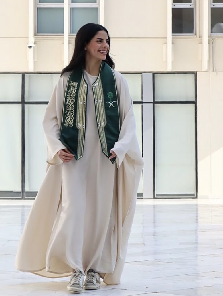 ix70ni's tweet photo. سعوووديييه رفيعة راس عظيمه في عيييون الناس 💚💚 https://t.co/A5UtKFfEN1