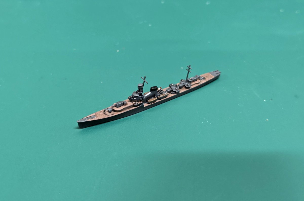 double_lead_'s tweet photo. 本日導入
 #DAMEYA より

日本海軍 軽巡洋艦 夕張 1944年時

対空戦闘能力強化のため、高角砲と機銃を増設した夕張
先に竣工した就役時と比べるとその違いがよく分かります

 #2000スケモ https://t.co/9jIo3I4I3w