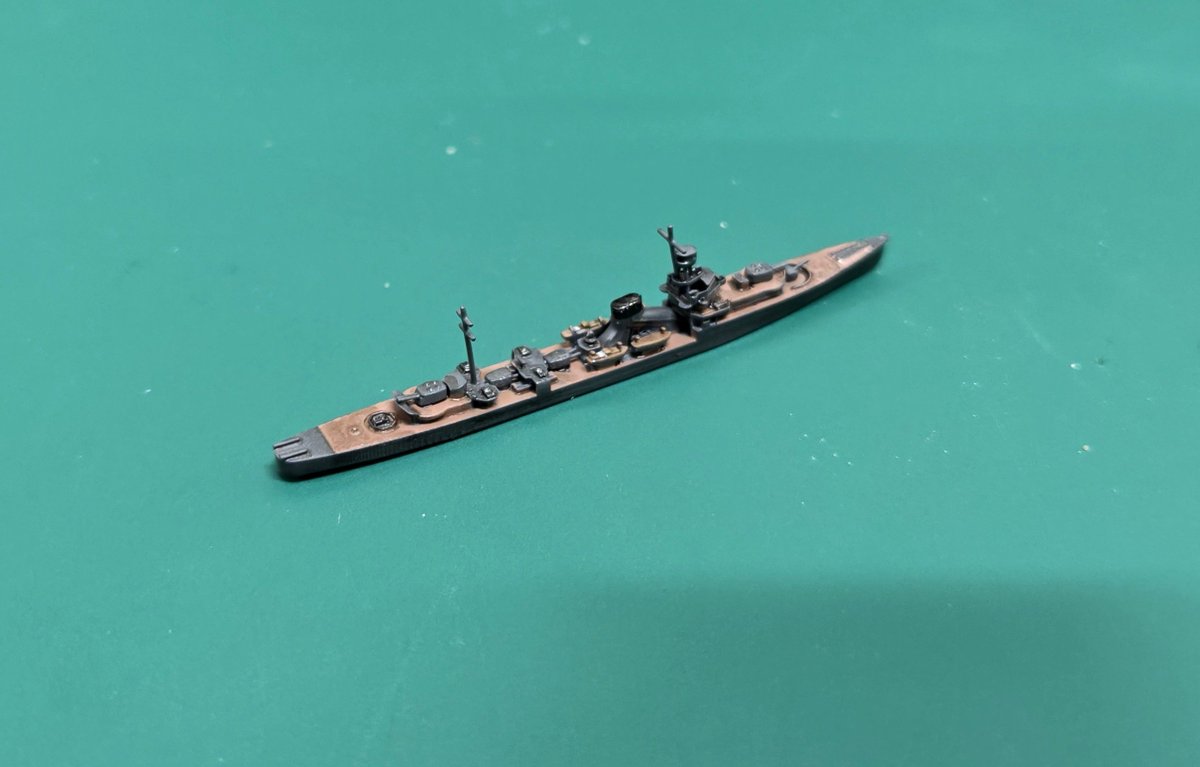 double_lead_'s tweet photo. 本日導入
 #DAMEYA より

日本海軍 軽巡洋艦 夕張 1944年時

対空戦闘能力強化のため、高角砲と機銃を増設した夕張
先に竣工した就役時と比べるとその違いがよく分かります

 #2000スケモ https://t.co/9jIo3I4I3w