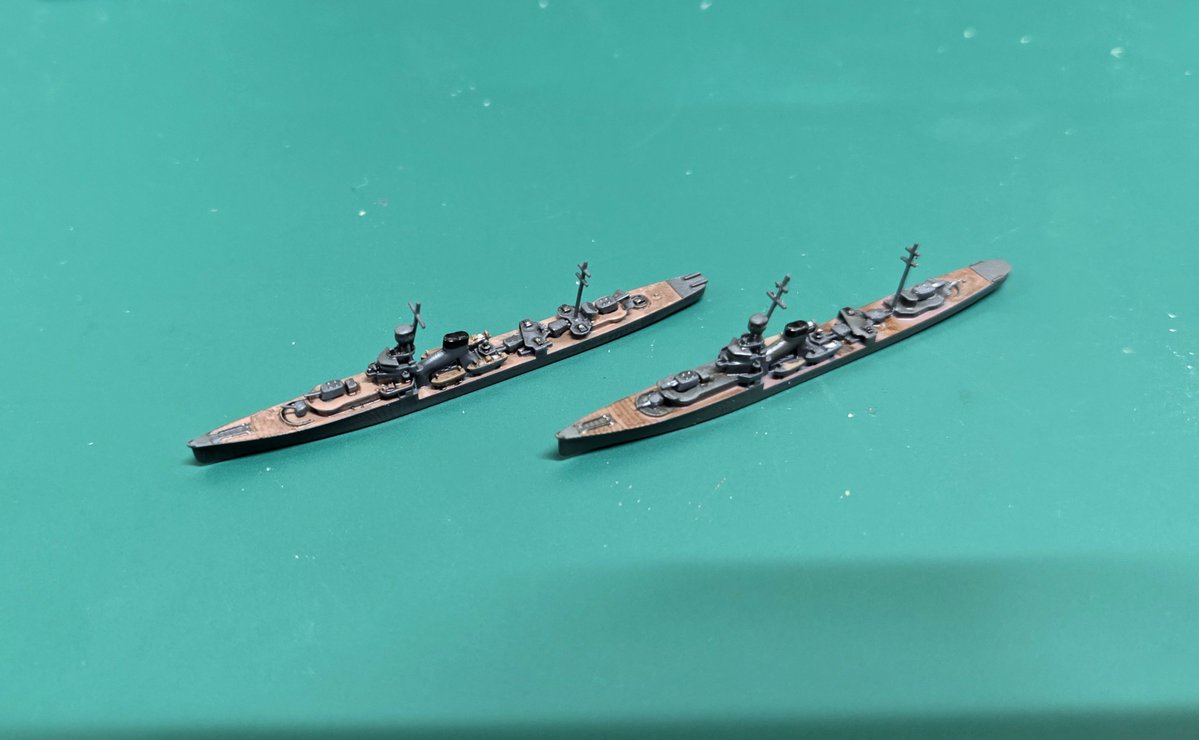 double_lead_'s tweet photo. 本日導入
 #DAMEYA より

日本海軍 軽巡洋艦 夕張 1944年時

対空戦闘能力強化のため、高角砲と機銃を増設した夕張
先に竣工した就役時と比べるとその違いがよく分かります

 #2000スケモ https://t.co/9jIo3I4I3w