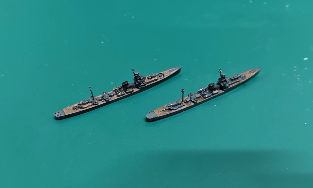 double_lead_'s tweet photo. 本日導入
 #DAMEYA より

日本海軍 軽巡洋艦 夕張 1944年時

対空戦闘能力強化のため、高角砲と機銃を増設した夕張
先に竣工した就役時と比べるとその違いがよく分かります

 #2000スケモ https://t.co/9jIo3I4I3w